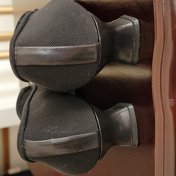 Stuart Weitzman black mesh short heel shoes. Size 8.5 B - Picture 5 of 9